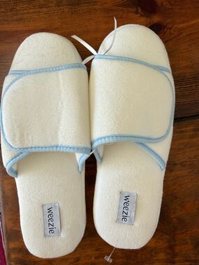 Weezie Plush Spa Slippers in White with Light Blue Trim